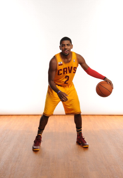 吕迪格的防守是站在那里干瞪嘛，比斯洛特先下课的估计是阿隆索（吕迪格防守宛如站桩发呆，先于斯洛特下课的恐怕是阿隆索）